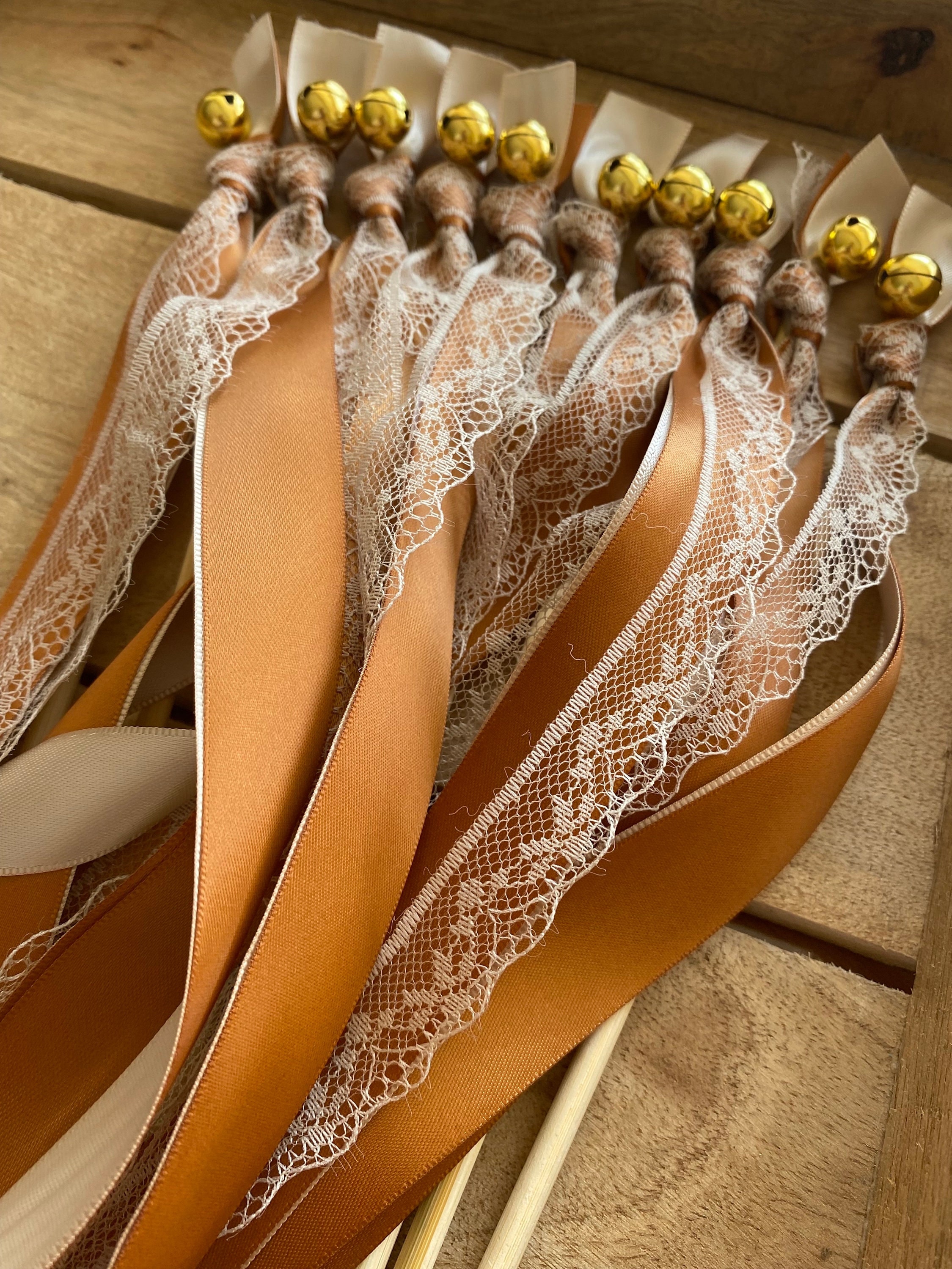 50 baguettes de mariage beiges avec clochettes dorées et dentelle