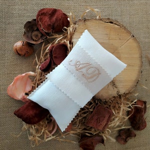 Vertical White Cotton Pouch Wedding Favors Envelope for Guests Custom Embroidery Couple Calligraphy Initial Modern Bomboniere with Koufeta