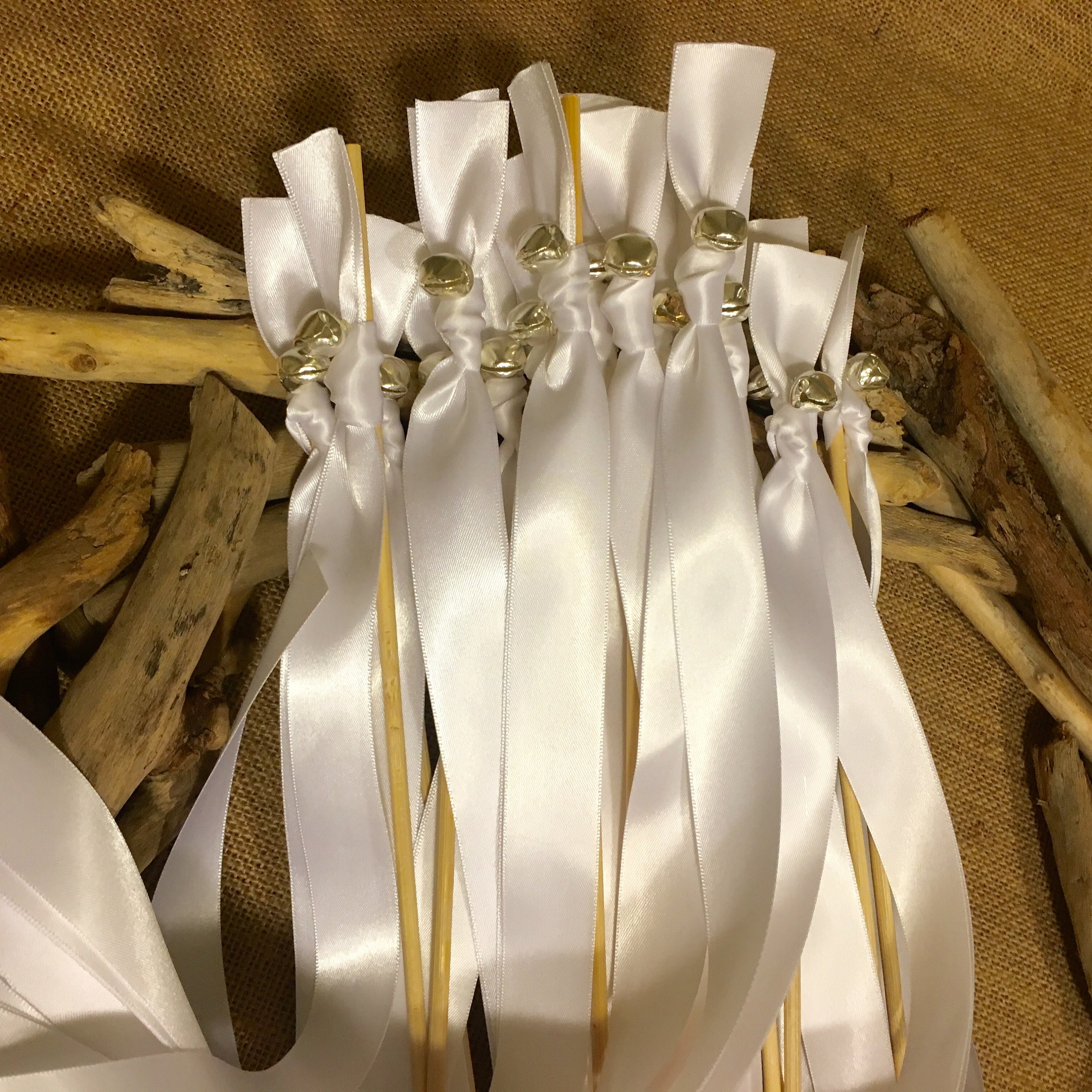 50 baguettes de mariage satin blanc avec clochettes argentées