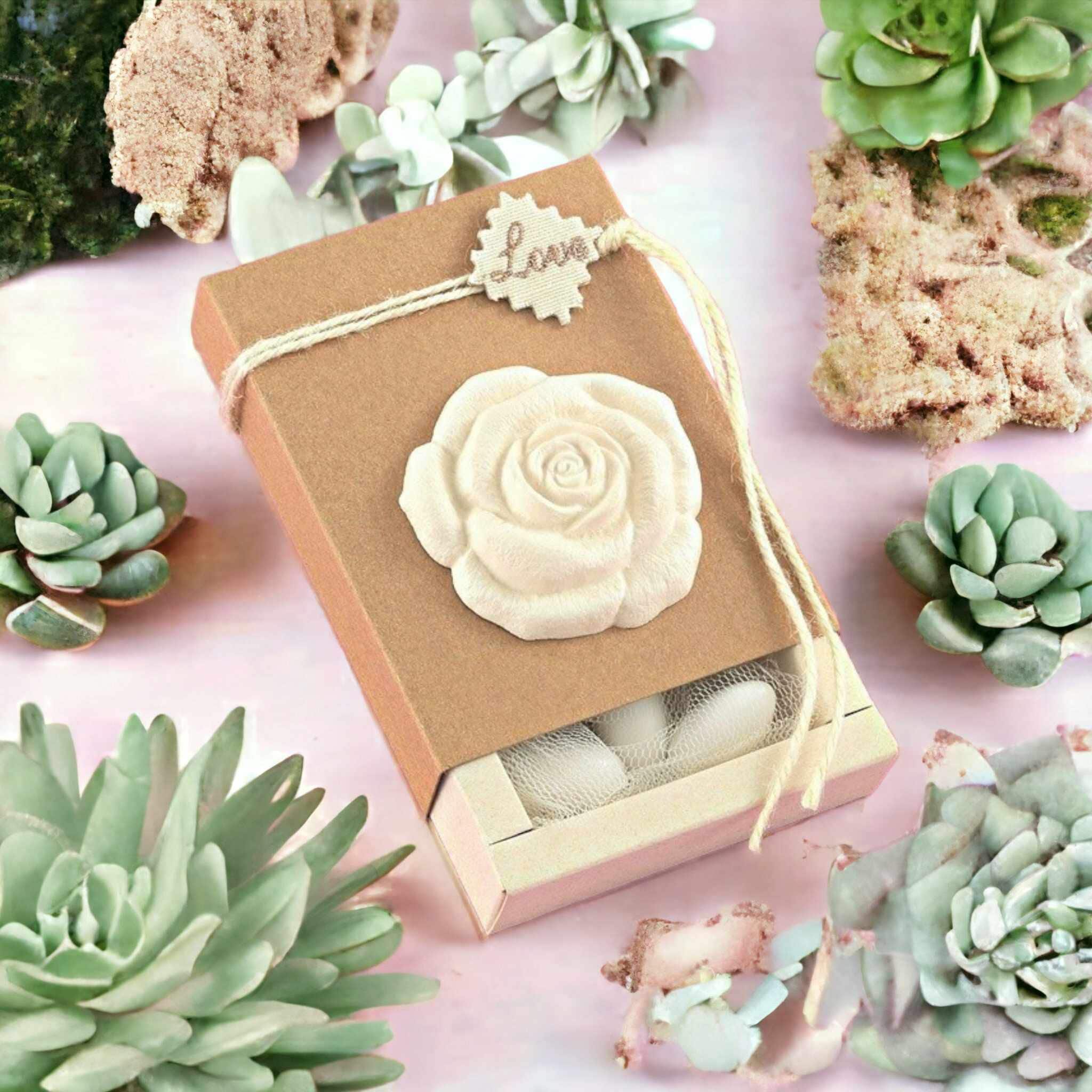 Cadeau de mariage artisanal : rose parfumée et amandes sucrées