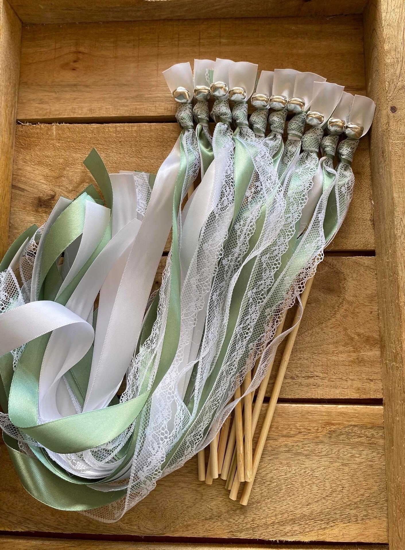 20 baguettes de mariage avec rubans vert sauge et cloche argentée