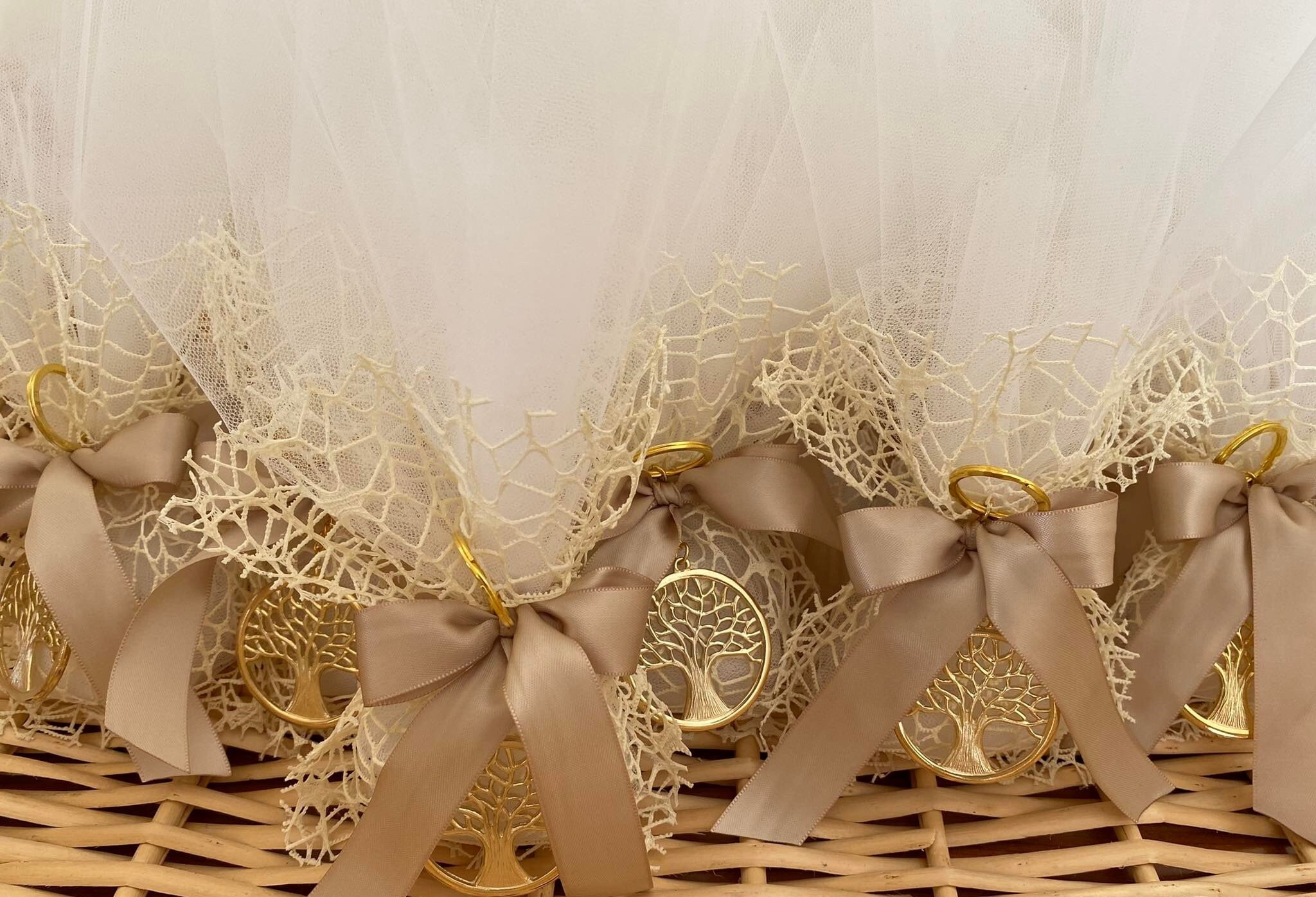 PYEUIFT Set 24 Ciondoli Albero della Vita con 24 Sacchetti Organza, 24 Etichette Kraft e 1 Nastro – Bomboniere Battesimo Matrimonio Comunione Baby Shower Regali Ricordo