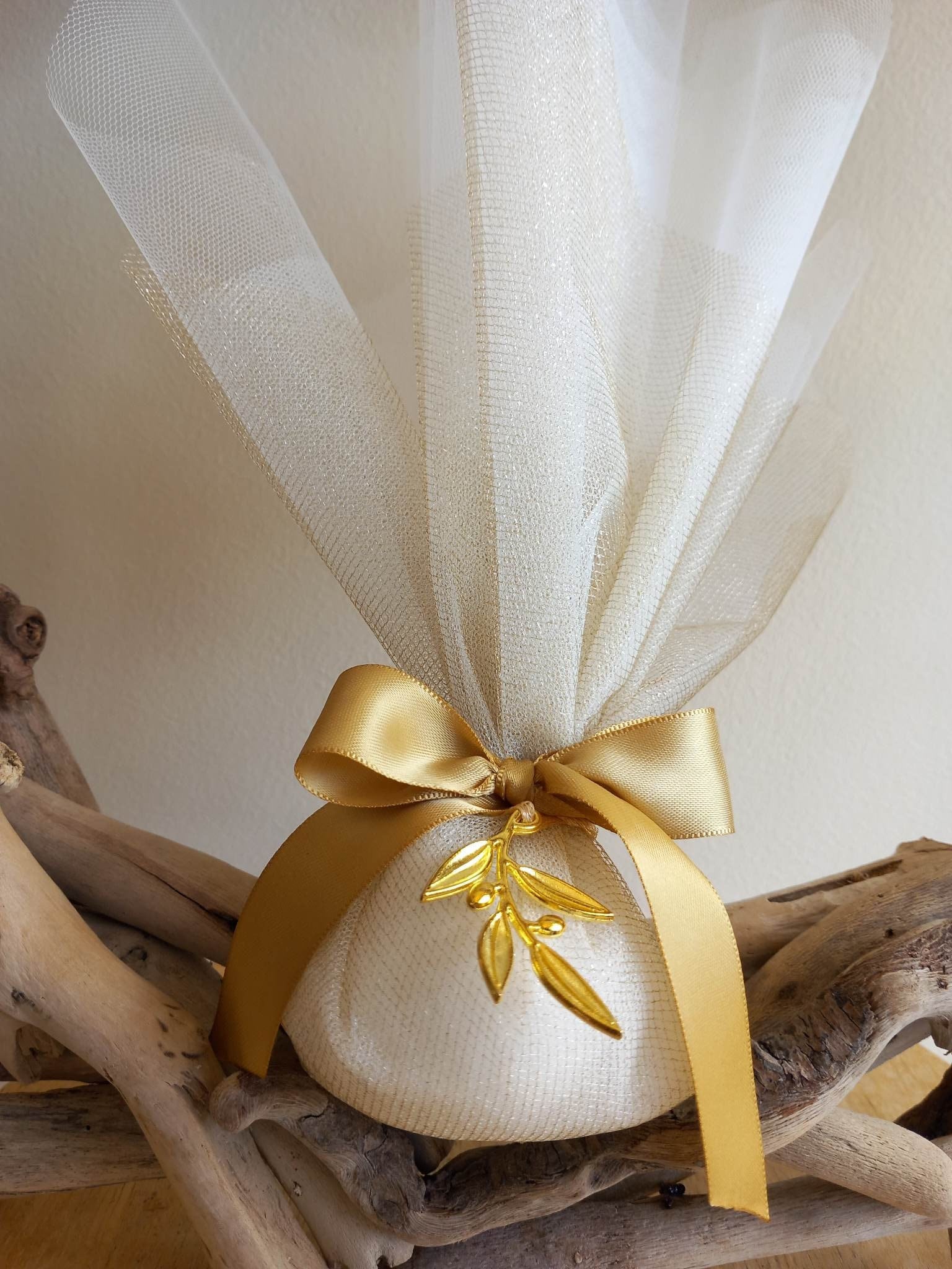Cadeau de mariage tulle ivoire et doré avec amandes koufeta