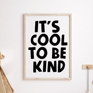 It's Cool To Be Kind druckbare Wandkunst für Kinderzimmer Dekor Schwarzweiß Kunst Spielzimmer Druck Typografie Motivationszitat Kinder Affirmation