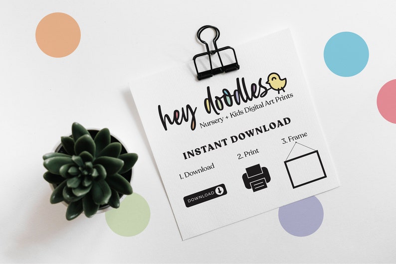Op de afbeelding: Een witte kaart met de tekst "hey doodles" in kleurrijke letters. De kaart zegt ook "Nursery + Kids Digital Art Prints" en "INSTANT DOWNLOAD". Er staan drie stappen opgesomd: 1. Downloaden, 2. Afdrukken en 3. Inlijsten. Een kleine vogel illustratie bevindt zich in de rechterbovenhoek.