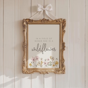 En un campo de rosas, ella es una flor silvestre, arte de pared imprimible, estampado floral bohemio para decoración de pared de guardería, sala de juegos de granja, estampado floral, cita