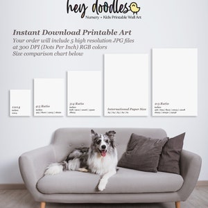 Op de afbeelding: Een groottevergelijkingstabel voor afdrukbare wandkunst toont verschillende maten in inches, waaronder 11x14, verhouding 4,5:5, verhouding 3:4 en internationale papierformaten. De tabel wordt weergegeven op een grijze bank met een hond die erop zit.