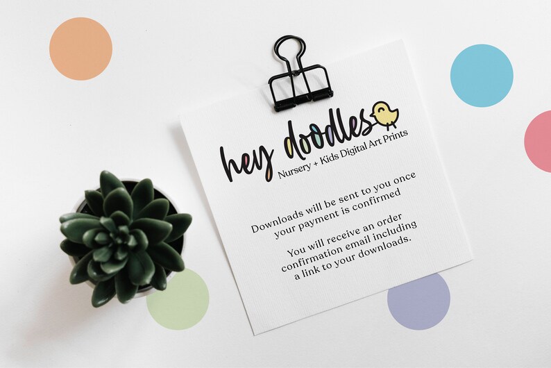 Op de afbeelding: Een witte kaart met de tekst "hey doodles" in kleurrijke letters, een kleine illustratie van een gele vogel en de tekst "Nursery + Kids Digital Art Prints". De kaart bevat ook informatie over digitale downloads die worden verzonden nadat de betaling is bevestigd.