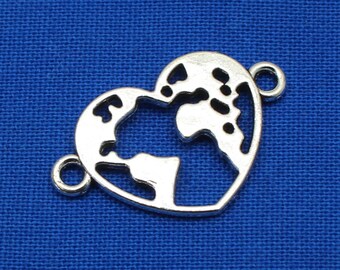 Op de afbeelding: Vijf zilveren hartvormige bedels met een uitgesneden ontwerp van de wereld erin. De bedels hebben twee kleine lussen aan de bovenkant om aan sieraden te bevestigen.
