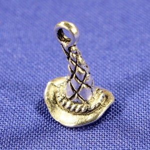 Wizard or Witch Hat 15mm Antique Silver Tone 3D Fantasy Fairy Tale Charms - 0287