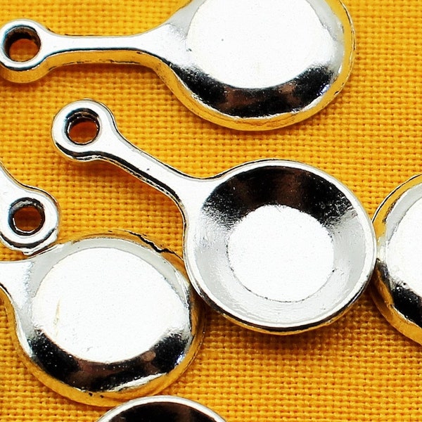 Frying Pan or Skillet 21mm Antique Silver Tone 3D Kitchen Appliance Cooking Camping Charms - 1554