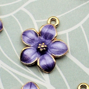Blumen 17 mm Vergoldet mit lila Emaille einseitig 2D Blumenanhänger - 1716