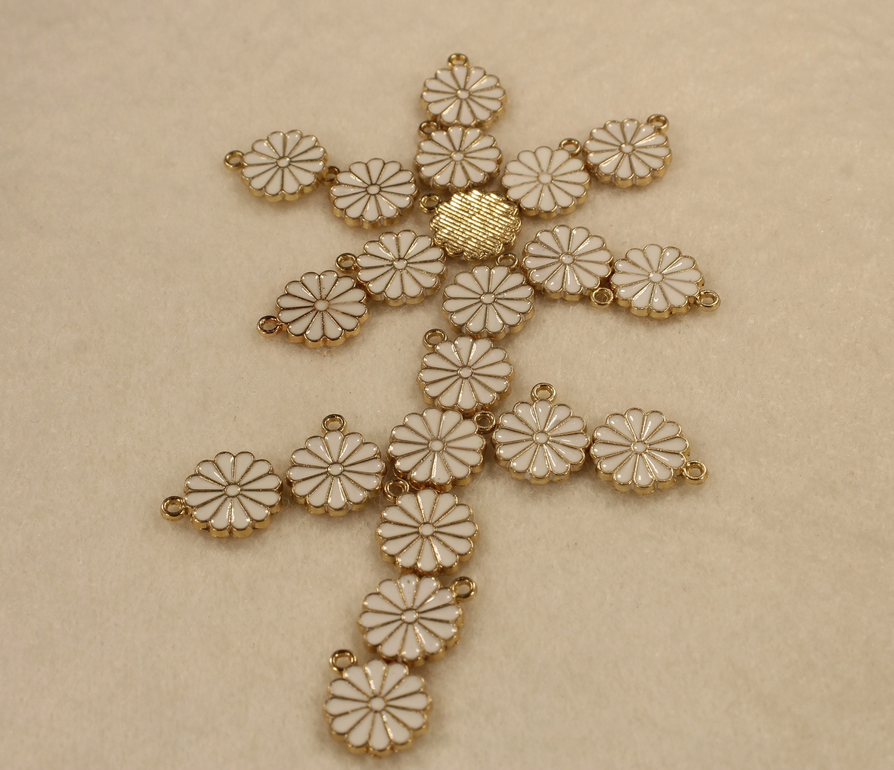 Daisy 14mm White Enamel and Gold Tone Single Sided Flower