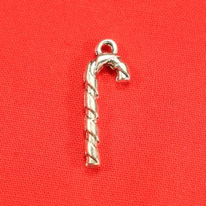 Op de afbeelding: Zilveren bedel in de vorm van een snoepstok. De bedel is gedraaid en heeft een lus aan de bovenkant om aan een armband of ketting te bevestigen.