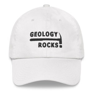 Puede incluir: Gorra de b&eacute;isbol blanca con bordado negro que dice "Geology Rocks!" con un peque&ntilde;o gr&aacute;fico de pico por encima del texto.