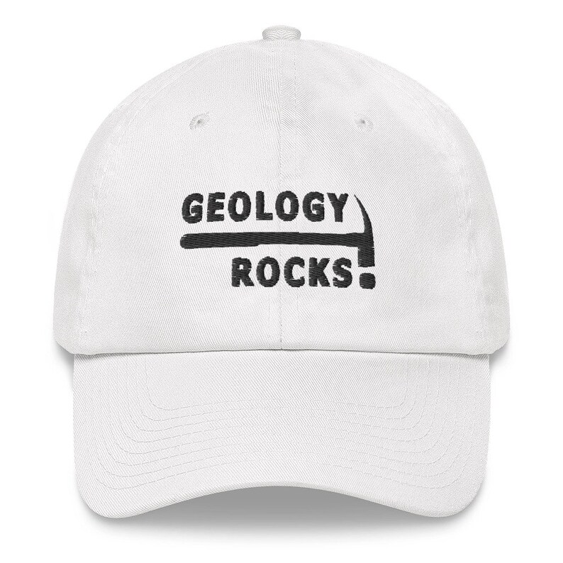 Puede incluir: Gorra de b&eacute;isbol blanca con bordado negro que dice "Geology Rocks!" con un peque&ntilde;o gr&aacute;fico de pico por encima del texto.