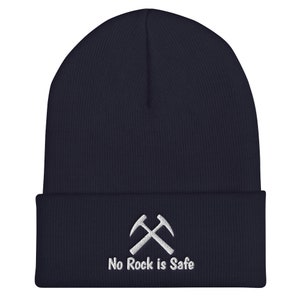 Ninguna roca es segura, gorra de gorro ajustada, gorra bordada, gorra de sabueso de roca, ágata lapidaria, pasatiempo de volteo, recolección de rocas, geólogo de geología