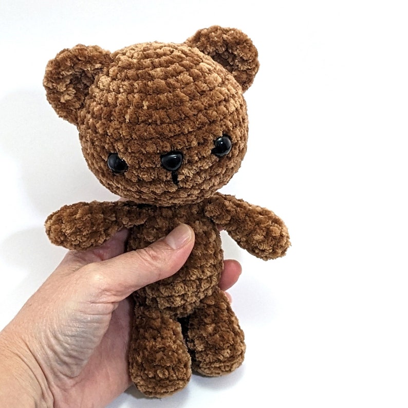 Gehäkelter brauner Teddy Bär aus weichem, samtigem Mikrofaser-Garn. Amigurumi Chenille Stofftier Teddybär für Kinder 3 geeignet. Mittlere Größe Bild 1