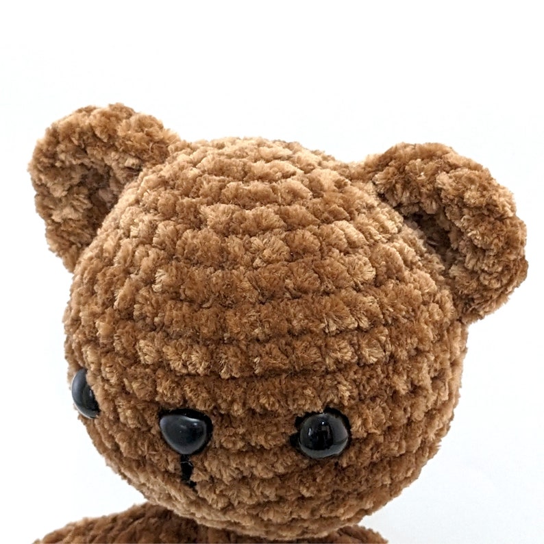 Gehäkelter brauner Teddy Bär aus weichem, samtigem Mikrofaser-Garn. Amigurumi Chenille Stofftier Teddybär für Kinder 3 geeignet. Mittlere Größe Bild 9