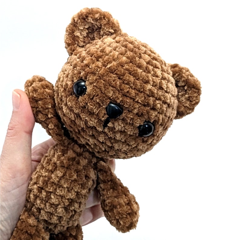 Gehäkelter brauner Teddy Bär aus weichem, samtigem Mikrofaser-Garn. Amigurumi Chenille Stofftier Teddybär für Kinder 3 geeignet. Mittlere Größe Bild 4