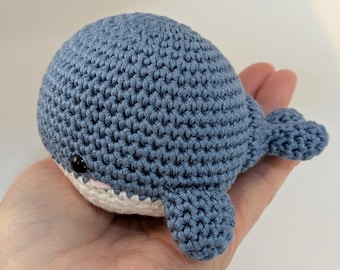 Gehäkelter Amigurumi Wal: Handgemachtes Plüschtier aus 100% Baumwolle. Blautöne