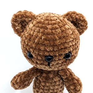 Gehäkelter brauner Teddy Bär aus weichem, samtigem Mikrofaser-Garn. Amigurumi Chenille Stofftier Teddybär für Kinder 3 geeignet. Mittlere Größe Bild 10