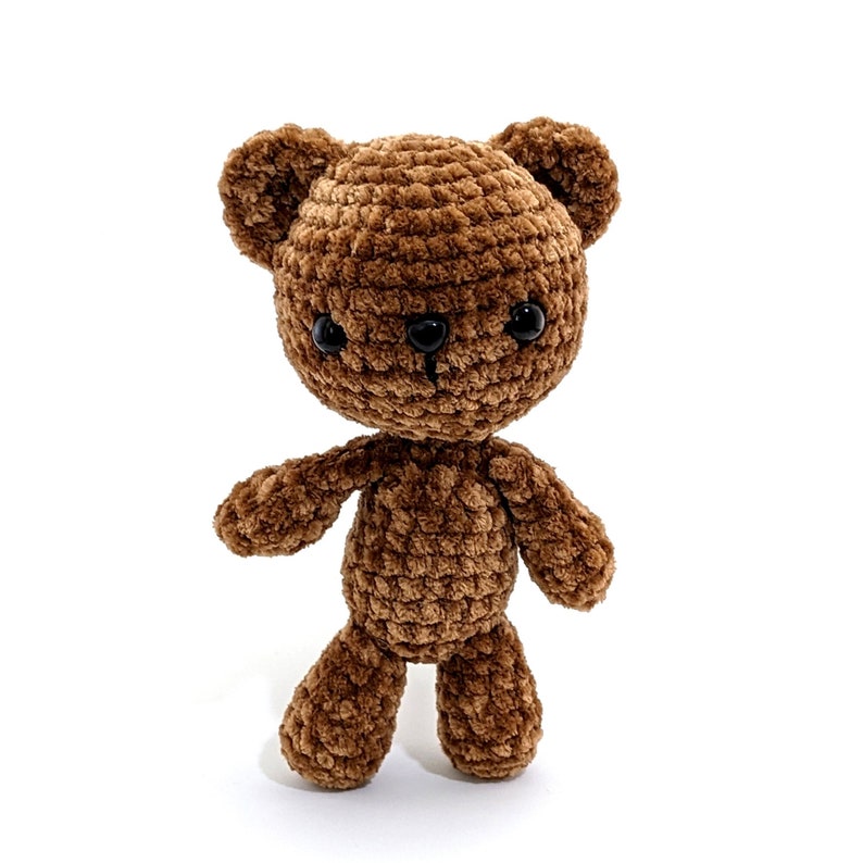 Gehäkelter brauner Teddy Bär aus weichem, samtigem Mikrofaser-Garn. Amigurumi Chenille Stofftier Teddybär für Kinder 3 geeignet. Mittlere Größe Bild 2