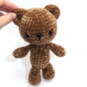 Gehäkelter brauner Teddy Bär aus weichem, samtigem Mikrofaser-Garn. Amigurumi Chenille Stofftier Teddybär für Kinder 3 geeignet. Mittlere Größe Bild 3