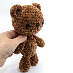 Gehäkelter brauner Teddy Bär aus weichem, samtigem Mikrofaser-Garn. Amigurumi Chenille Stofftier Teddybär für Kinder 3 geeignet. Mittlere Größe Bild 6