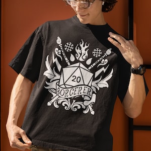Dungeons and Dragons Zauberer Klasse T-Shirt | Black & White W20 Würfel Design | Perfektes Geschenk für RPG Gamer