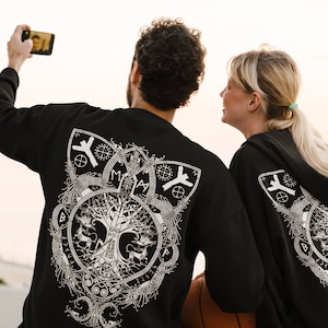 Bluza z kapturem „Odyna Ofiara” – odzież nordycka wikingów – wzór z tyłu