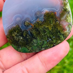 Grote natuurlijke groene en witte kleur natuurlijke mosagaat cabochon hanger. Mooie steen. Gewicht 25 gram.