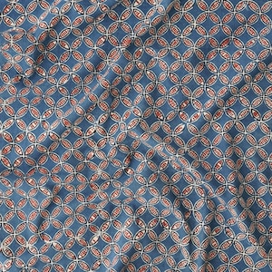 Ineinandergreifende Kreise / Block-bedruckter Baumwollstoff / Bedruckt mit Beizen und Eisen Schwarz, gefärbt in Alizarin Rot und Indigo Blau