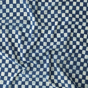 Könnte beinhalten: Ein blauer und weißer karierter Stoff mit einer zerknitterten Textur. Der Stoff hat einen verblassten, Vintage-Look.