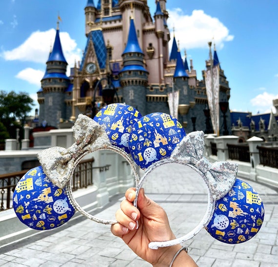 PHOTOS: These Oven Mitts at Disney World Are Holiday Baking Essentials!