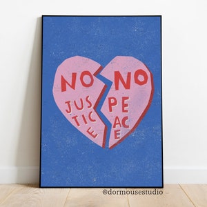 Op de afbeelding: Een roze hartvorm is in twee&euml;n gebroken met de woorden "NO JUSTICE" aan de ene kant en "NO PEACE" aan de andere kant. De achtergrond is blauw met een korrelige textuur. De afbeelding is ondertiteld met "@dormousestudio".