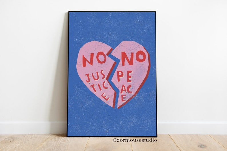 Op de afbeelding: Een roze hartvorm is in twee&euml;n gebroken met de woorden "NO JUSTICE" aan de ene kant en "NO PEACE" aan de andere kant. De achtergrond is blauw met een korrelige textuur. De afbeelding is ondertiteld met "@dormousestudio".