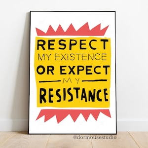 Op de afbeelding: Een gele en rode poster met de tekst "Respecteer mijn bestaan of verwacht mijn weerstand" in zwarte letters. De poster heeft een rode kroon bovenaan en onderaan.