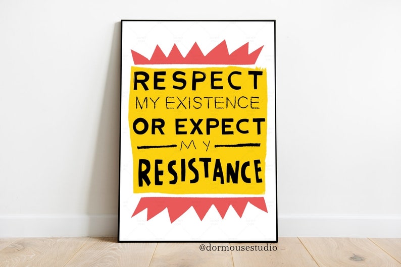 Op de afbeelding: Een gele en rode poster met de tekst "Respecteer mijn bestaan of verwacht mijn weerstand" in zwarte letters. De poster heeft een rode kroon bovenaan en onderaan.