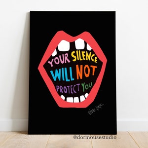 Op de afbeelding: Een zwart-witte poster met een grote, open rode mond met witte tanden. De mond bevat de tekst "YOUR SILENCE WILL NOT PROTECT YOU", die in regenboogkleuren erin is geschreven. De poster is gesigneerd met "ALORE L'ORE" en heeft de tekst "@dormousestudio" onderaan.