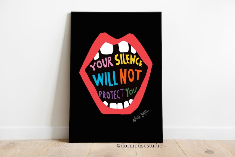 Op de afbeelding: Een zwart-witte poster met een grote, open rode mond met witte tanden. De mond bevat de tekst "YOUR SILENCE WILL NOT PROTECT YOU", die in regenboogkleuren erin is geschreven. De poster is gesigneerd met "ALORE L'ORE" en heeft de tekst "@dormousestudio" onderaan.