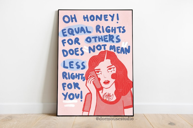 Op de afbeelding: Roze en blauwe illustratie van een vrouw aan de telefoon met de tekst "OH HONEY! EQUAL RIGHTS FOR OTHERS DOES NOT MEAN LESS RIGHTS FOR YOU!" en de handtekening "@dormousestudio".