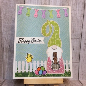 Biglietto di auguri di Buona Pasqua fatto a mano con uno gnomo pasquale e un cestino di dolcetti! Diventa un eroe della posta ordinaria e augura a qualcuno di speciale una Buona Pasqua!