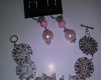 Bracelet with pink bunches earrings.
