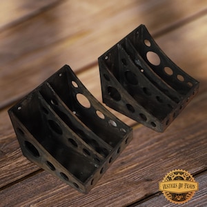 Könnte beinhalten: Zwei dunkelbraune Holz-Datei-Organizer mit mehreren kreisförmigen Aussparungen. Die Organizer sind abgewinkelt und haben jeweils drei Abschnitte. Der Hintergrund ist eine Holzoberfläche.