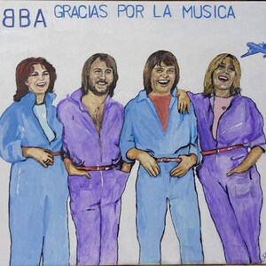 Puede incluir: Una pintura del grupo pop sueco ABBA, con las palabras "ABBA GRACIAS POR LA MUSICA" en la parte superior. Los cuatro miembros llevan monos azules y morados y sonríen. Un pequeño avión se encuentra en la esquina superior derecha de la pintura.