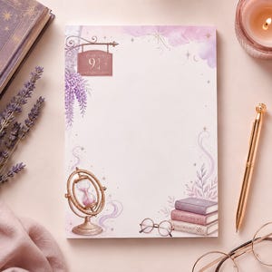 Pode incluir: Um bloco de notas retangular com fundo branco e violeta claro, ilustrado com uma placa Platform 9 3/4, uma ampulheta dourada, uma pilha de três livros rotulados como Potions e Herbology, óculos redondos e delicados detalhes florais.