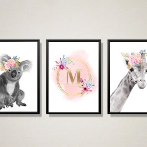 Impresiones de arte animal para vivero con la inicial personalizada de la empresa.