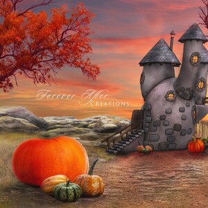 Könnte beinhalten: Ein fantasievolles Steinhaus mit einer Holztreppe und einem Kürbis davor. Das Haus hat eine graue Steinfassade mit einem braunen Dach und Fenstern. Das Haus steht vor dem Hintergrund eines Sonnenuntergangs mit Herbstlaub.