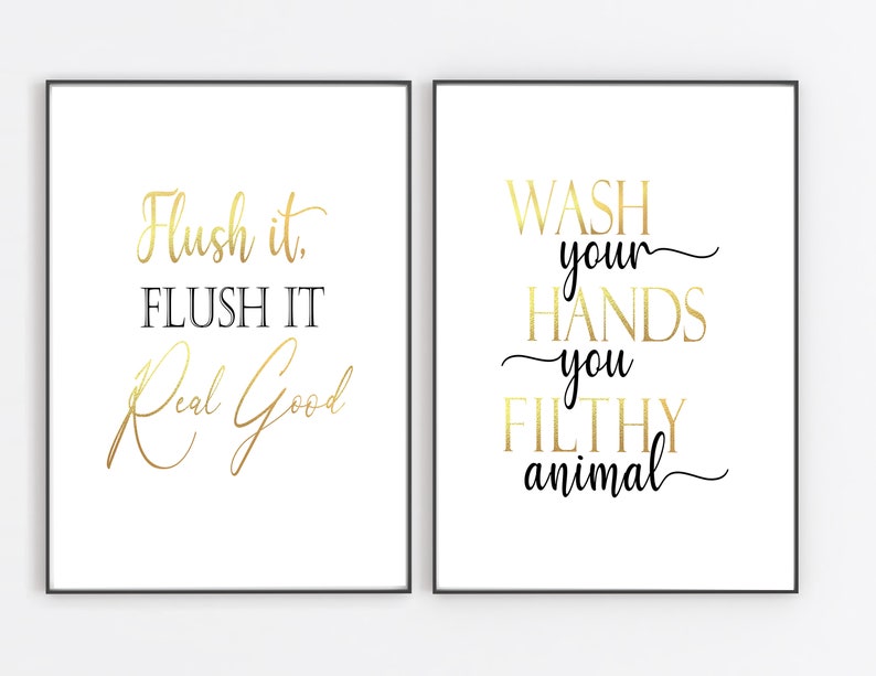 Puede incluir: Dos impresiones enmarcadas blancas con texto negro y letras doradas. La primera impresi&oacute;n dice "Flush it. FLUSH IT Real Good". La segunda impresi&oacute;n dice "WASH your HANDS you FILTHY animal".